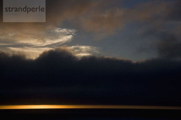 Wolken und Himmel über dem Meer in der Dämmerung