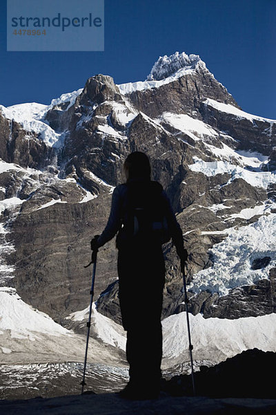 Rückansicht einer Frau mit Blick auf die Berge  Torres del Paine Nationalpark  Chile