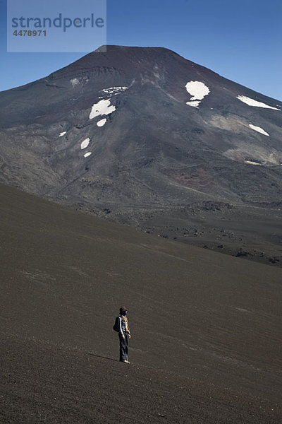 Eine Frau steht auf dem Vulkan Lonquimay  Patagonien  Chile