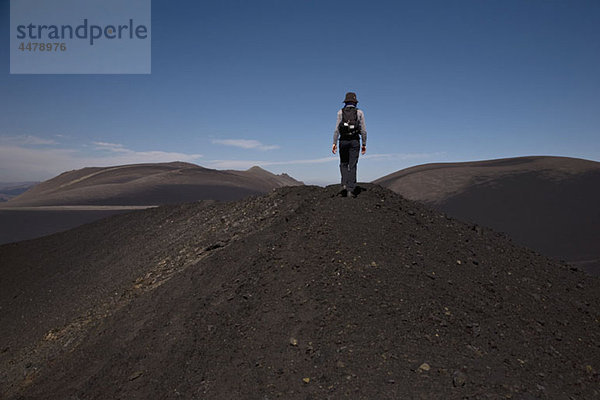 Rückansicht einer Frau beim Wandern über den Vulkan Lonquimay  Chile