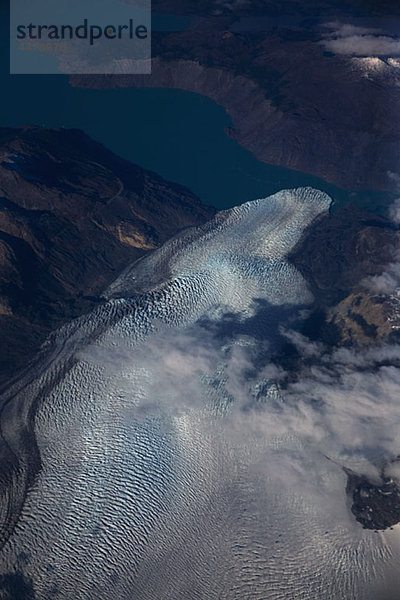 Luftaufnahme von Seen  Gletschern und Bergen  Torres del Paine Nationalpark  Chile