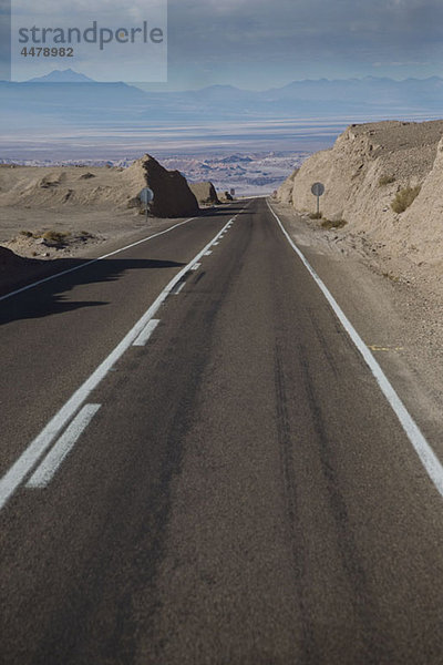 Eine Autobahn in der Atacama-Wüste  Chile