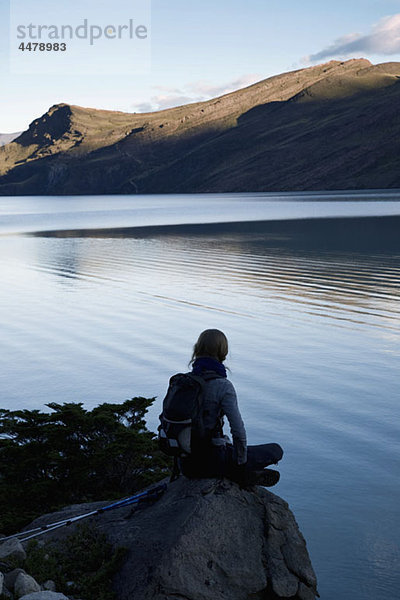 Rückansicht einer Frau am See  Torres del Paine Nationalpark  Chile