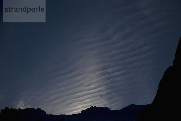 Detail der Berge in Silhouette und Wolken am Himmel  Torres del Paine Nationalpark  Chile