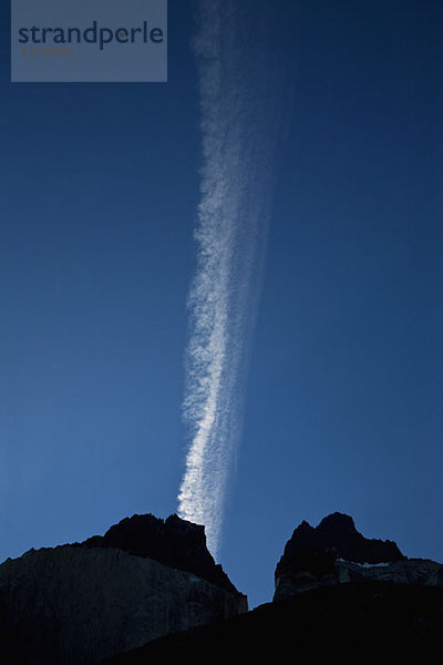 Detail der Berge in Silhouette und Wolken am Himmel  Torres del Paine Nationalpark  Chile