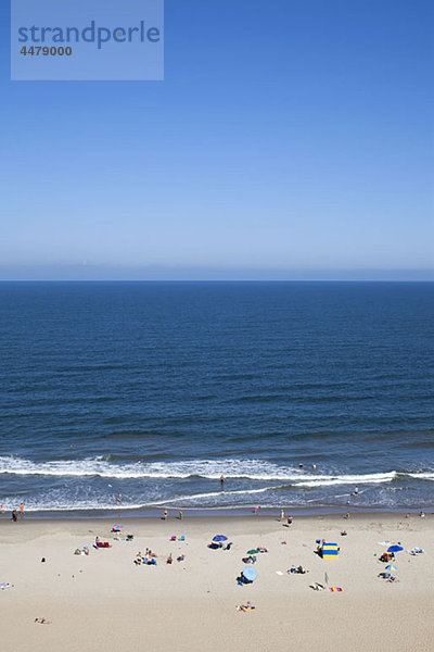 Sonnenanbeter am Virginia Beach  Virginia  USA