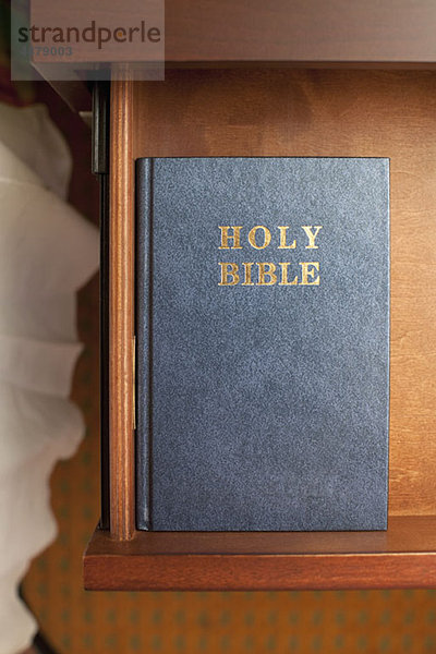 Eine Bibel in einer Nachttischschublade in einem Hotelzimmer