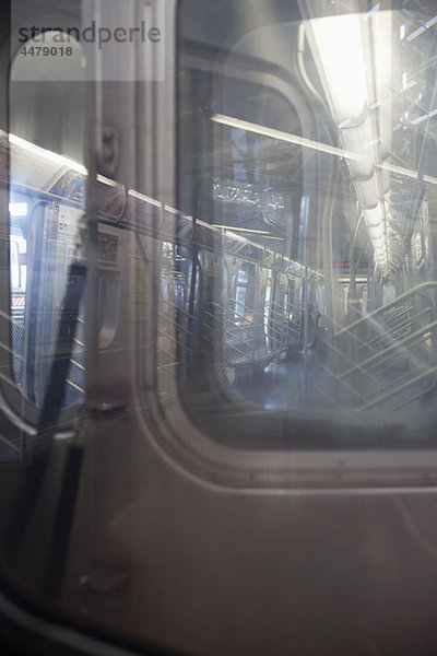 Blick durch das Fenster eines U-Bahn-Wagens