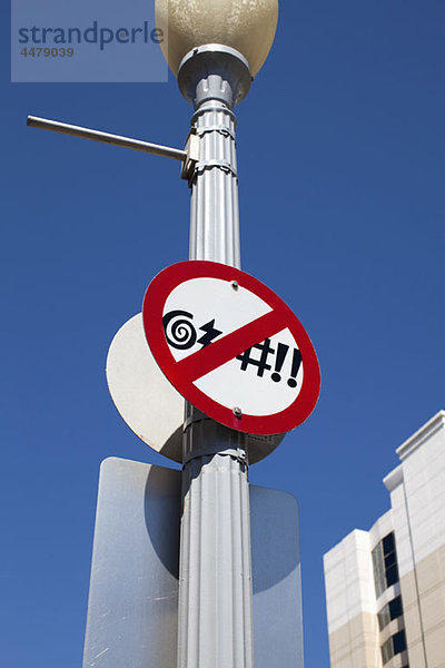 Ein nicht fluchendes Schild an einer Straßenlaterne  Virginia Beach  Virginia  USA