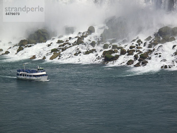 Ein Ausflugsboot an den Niagarafällen