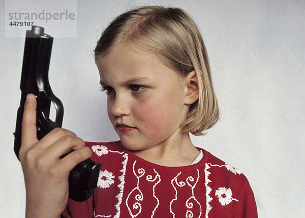 Ein junges Mädchen mit einer Pistole