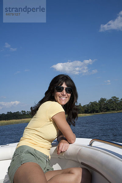 Eine Frau entspannt sich auf einem Motorboot