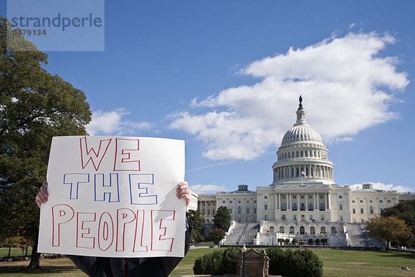 Ein Demonstrant mit einem Plakat vor dem US Capitol Building