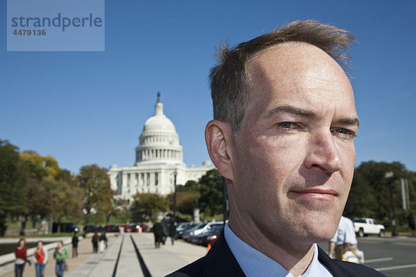 Ein Politiker vor dem US Capitol Building