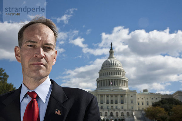 Ein Politiker vor dem US Capitol Building