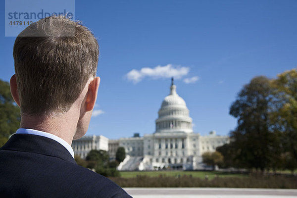 Ein Politiker vor dem US Capitol Building