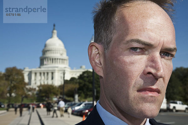 Ein missbilligender Politiker vor dem US Capitol Building