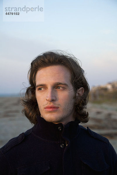 Ein junger Mann am Strand  Portrait