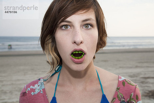 Eine Frau mit Vampirzähnen am Strand  Portrait