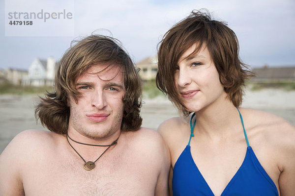 Portrait eines jungen Paares am Strand