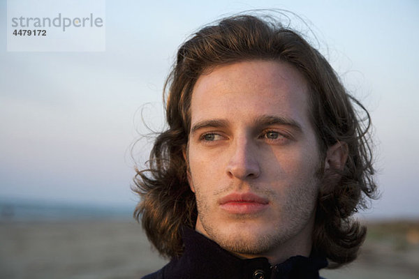 Ein junger Mann am Strand  Portrait