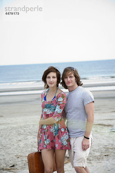 Ein junges Paar am Strand  Portrait