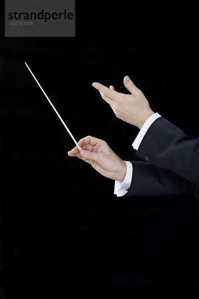 Ein dirigierender Dirigent  Konzentration auf die Hände
