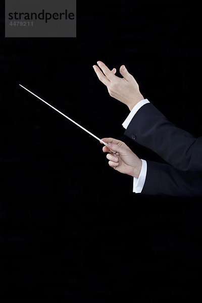 Ein dirigierender Dirigent  Konzentration auf die Hände