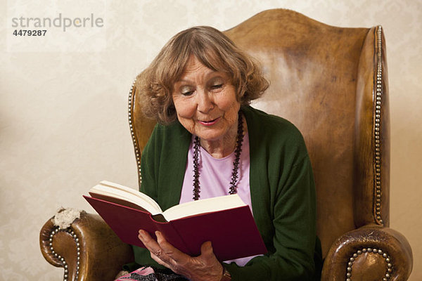 Eine ältere Frau beim Lesen eines Buches