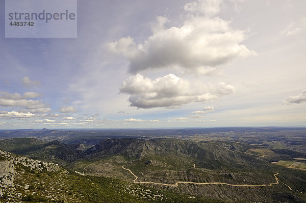 Blick vom Mount St. Baudille auf Pic Saint Loup  Languedoc-Roussillon  Frankreich  Europa
