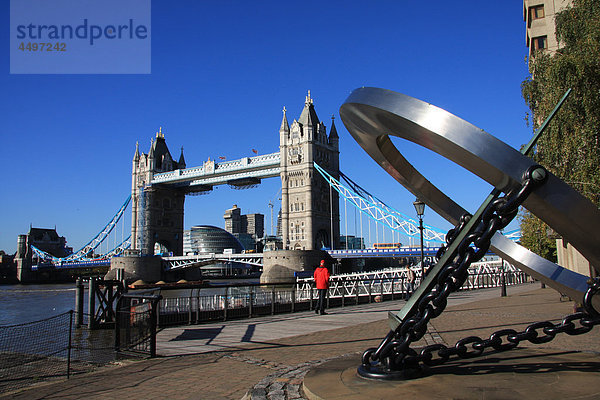 Großbritannien  England  UK  Großbritannien  London  Reisen  Tourismus  Tower Bridge  Landmark  Brücke  Thames  Fluss  Flow  Solaruhr
