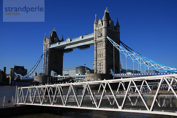 Großbritannien  England  UK  Großbritannien  London  Reisen  Tourismus  Tower Bridge  Landmark  Brücke  Thames  Fluss  Flow