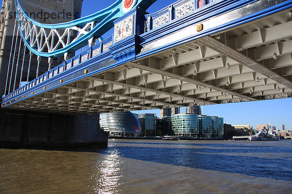 Großbritannien  England  UK  Großbritannien  London  Reisen  Tourismus  Tower Bridge  Landmark  Nieten  Schrauben  Stahlbau  detail