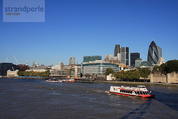 Großbritannien  England  UK  Großbritannien  London  Reisen  Tourismus  Brücke  Bäume  Turm  Swiss Re  Gurke  Schiff  Boot