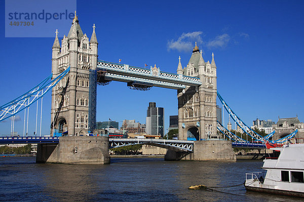 Großbritannien  England  UK  Großbritannien  London  Reisen  Tourismus  Brücke  Landmark  Tower Bridge  Thames  Fluss  Flow  Boot