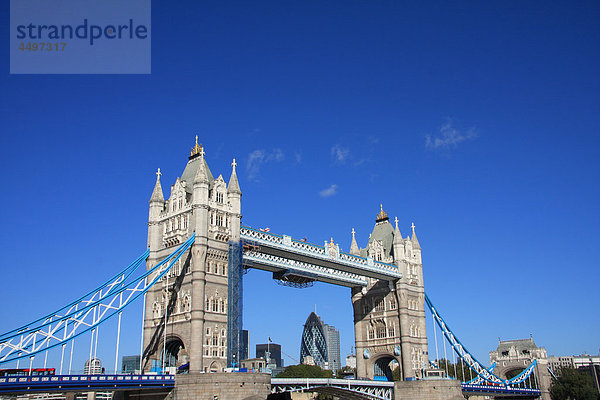 Großbritannien  England  UK  Großbritannien  London  Reisen  Tourismus  Brücke  Landmark  Tower Bridge  Swiss Re  Gurke