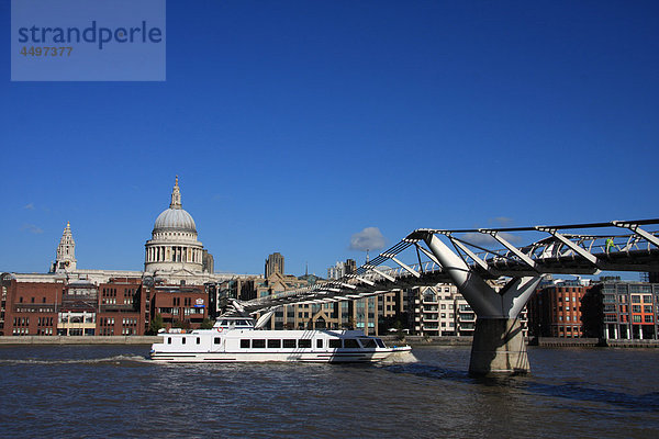 Großbritannien  England  UK  Großbritannien  London  Reisen  Tourismus  Gebäude  Bau  Kirche  Kathedrale  St Paul  Kuppel  Thames  Fluss  Flow  Brücke  Millenium Brücke  Boot