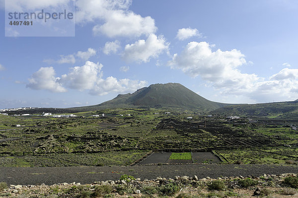 Spanien  Lanzarote  lesen Rositas  Vulkan  Monte Corona  Pflanzen  Berge  Felder  Gärten  Gebäude  Konstruktionen  Landschaft  Panorama  Vulkane
