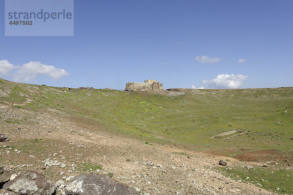 Spanien  Lanzarote  Teguise  Castillo de Santa Barbara  Berge  Schlösser  Fahrzeuge  Schiffe  Pflanzen  Landschaft  panorama