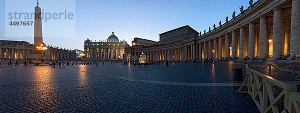 Italien  Rom  Vatikan  Peter's Place  Säule  Petri Dom  bei Nacht  setzen