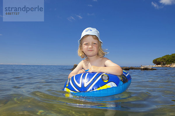 Wasser Europa Urlaub Tag Junge - Person Sommer Hut Küste Reise Meer aufblasen Adriatisches Meer Adria Kroatien Istrien klingeln Sonne