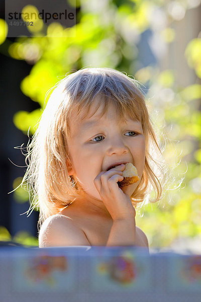 Blond  jungen  Kind  Kindheit  süß  Essen  Essen  Spaß  Garten  Kid  Haar  outdoor  Außenaufnahme  Tabelle  Sommer