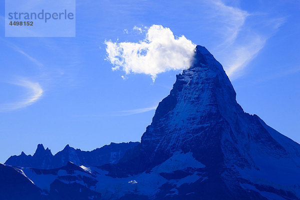 Abend  Alpen  Alpenpanorama  Ansicht  Berge  Bergpanorama  Peak  Klippe  Rock  Berge  Backlight  Gipfel  Peak  Matterhorn  Mattertal  Panorama  Schweiz  Schweizer Alpen  Schweizer Wahrzeichen  Sommer  Steine  Wallis  Landmark  Wolke  Zermatt  alpine  blau  Himmel  hohe alpine  Schweizer  blau