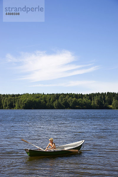 Junge - Person Sommer Wald See Holz Skandinavien Schweden
