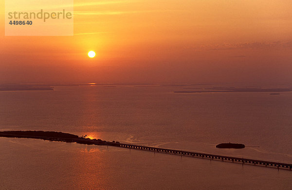 Luftaufnahme  sieben Meilen Brücke  Florida Keys  Florida  USA  USA  Amerika  Sun Set  Meer  orange  Brücke