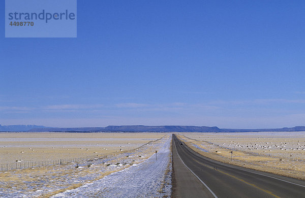 Lange Highway 84  in der Nähe von Santa Rosa  Winter  New Mexico  USA  USA  Amerika  Straße  gerade