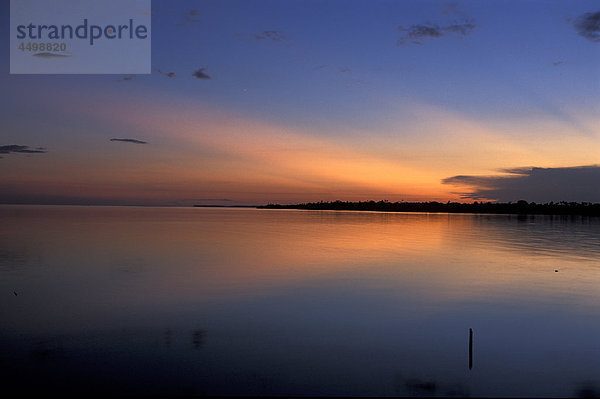 Amazonas  tun Ilha Marajo  Amazon Delta  Amazonien  Brasilien  Südamerika  Wasser  Sonnenuntergang  Abenddämmerung