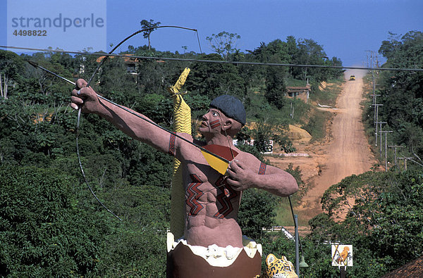 Presidente Figueiredo  Amazonien  Brasilien  Südamerika  Statue  Straße  Mann  Archer  Regenwald  Bow Hunter