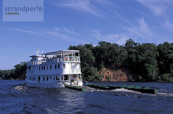 Kreuzfahrt-Schiff  Rio Negro  in der Nähe von Manaus  Amazonien  Brasilien  Südamerika  Fluss