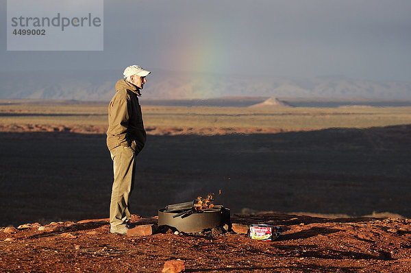 Mann  stehend  Feuer-Grube  Monument Valley Tribal Navajo Park  Arizona  Utah  USA  USA  Amerika